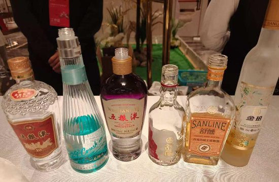 五粮液股东大会最新动态：晚宴上了多种酒水	、股东畅饮	，伴手礼还有小酒礼盒